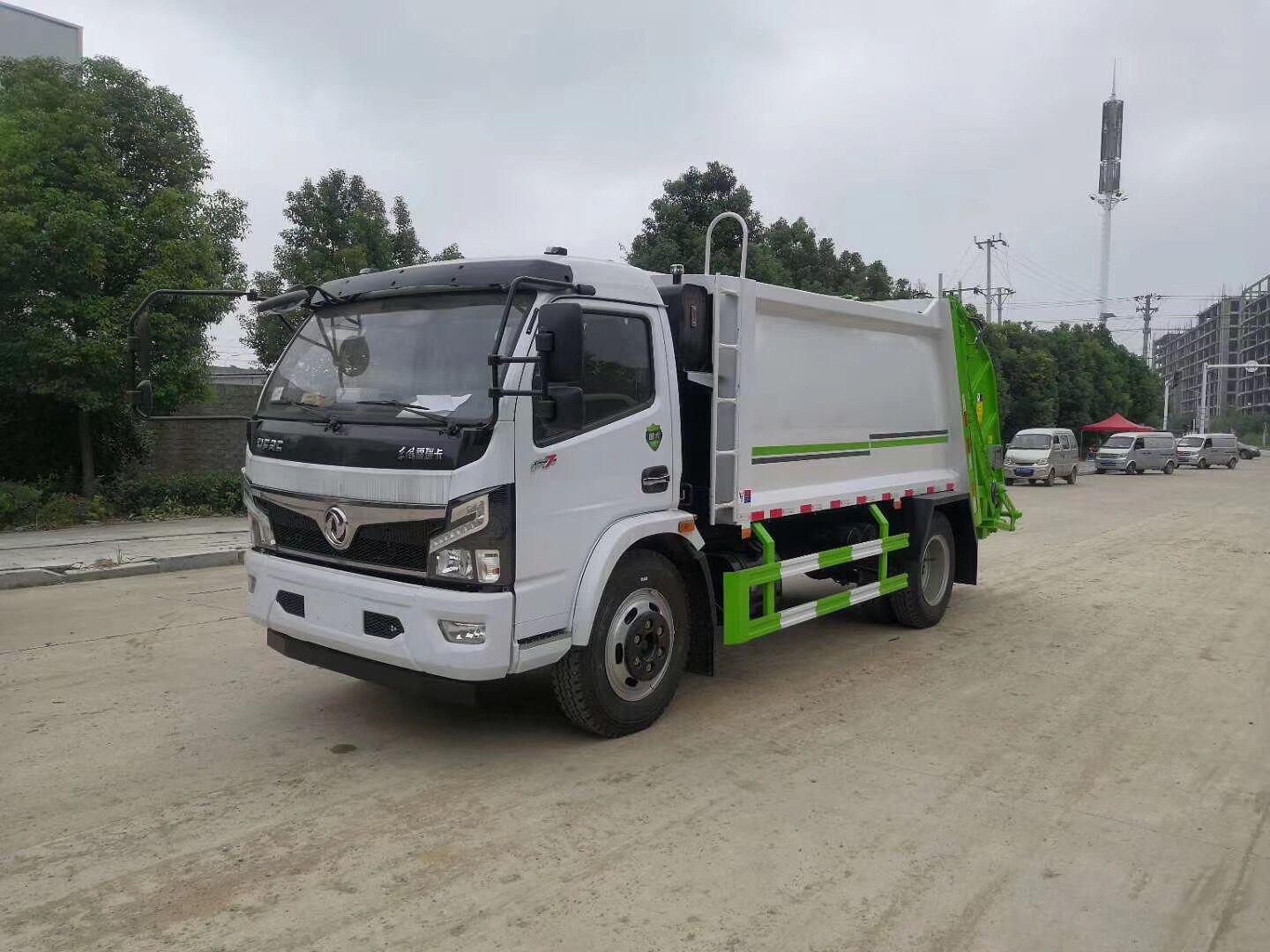 东风多利卡压缩式垃圾车
